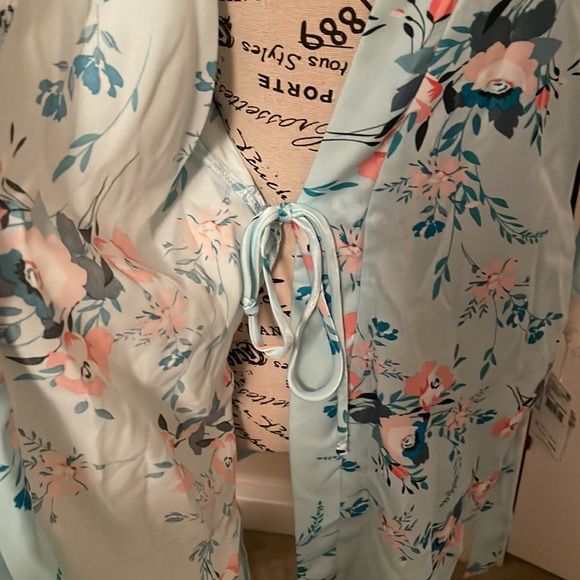 NWT—In Bloom floral robe - Picture 5 of 9